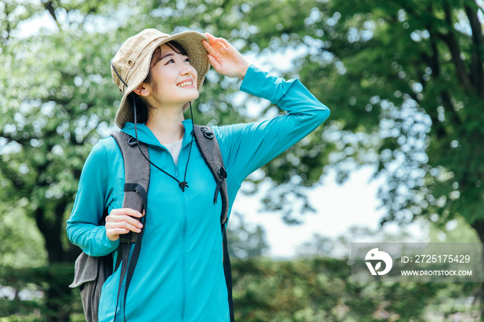 トレッキング・登山する女性（笑顔）