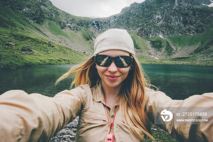 女旅行者在山上徒步旅行自拍旅行生活方式冒险概念活跃夏季va