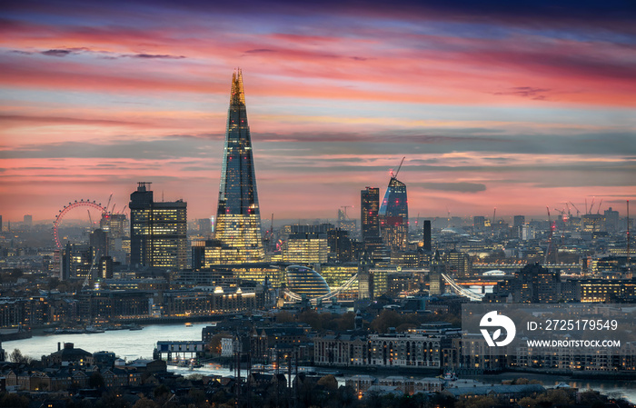 Die beleuchtete Skyline fon London, Großbritannien, am Abend