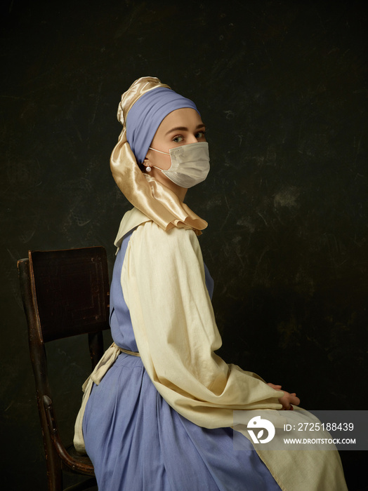 中世纪年轻女子戴着珍珠耳环，戴着冠状病毒防护面罩