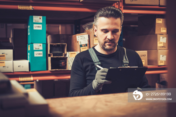 Storekeeper with manual pick list on a warehouse