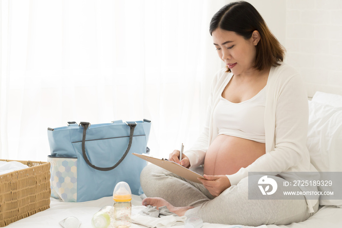 预产期前为8个月孕妇打包医院包或分娩中心的检查表