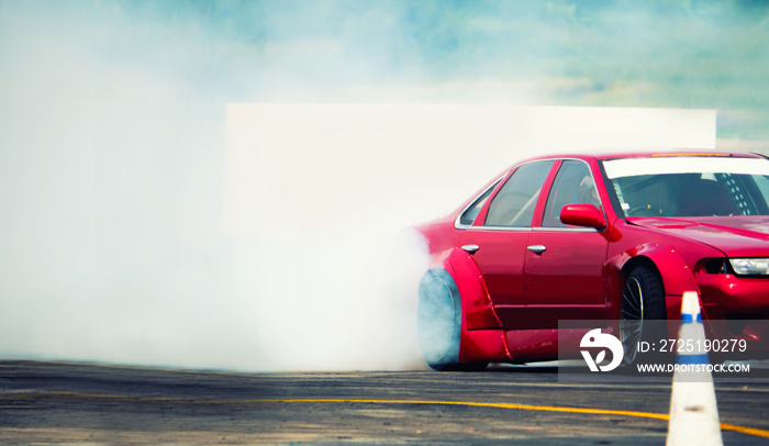 赛道上轮胎燃烧产生大量烟雾的扩散赛漂移车