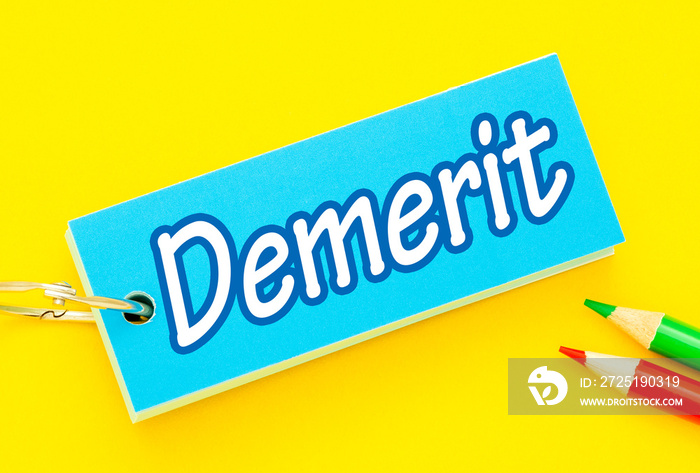 「Demerit」と書かれた単語カード。デメリット、欠点、不利益