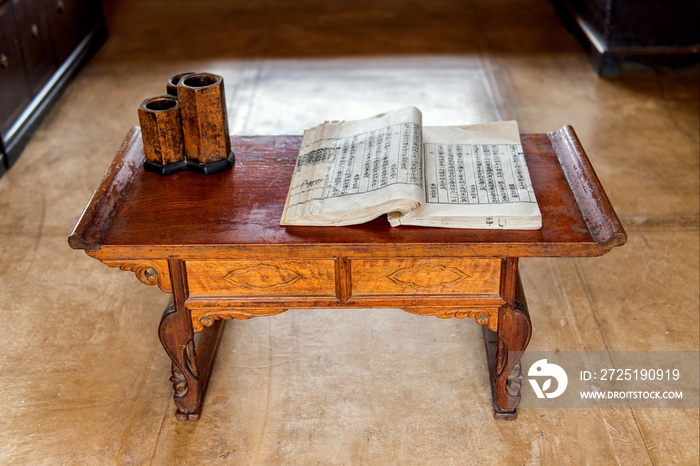 木桌上的中国古书。