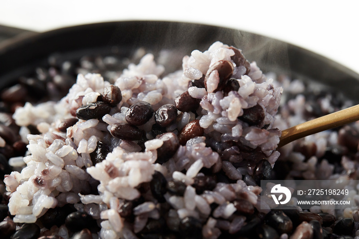Steamed rice with black beans