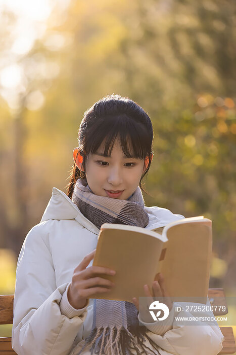 大学生在校园里看书