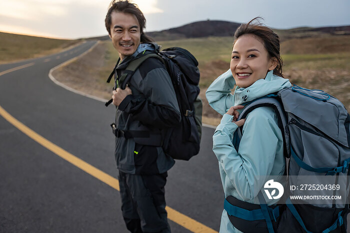 快乐的情侣徒步旅行