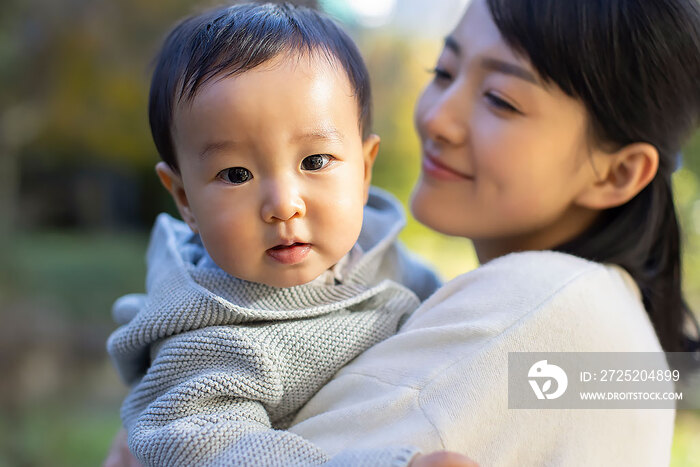 年轻妈妈在公园陪宝宝玩耍