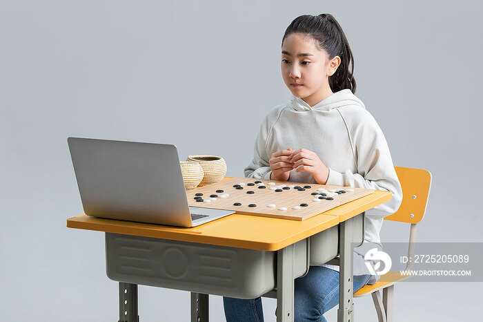 女孩上网课学习下围棋