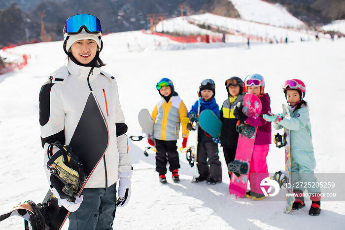 孩子们跟着教练在户外学滑雪