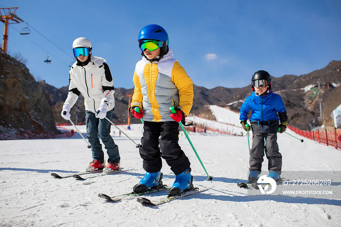 孩子们跟着教练在户外学滑雪