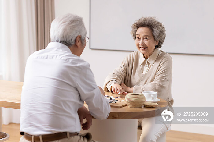 老年夫妇在家下围棋