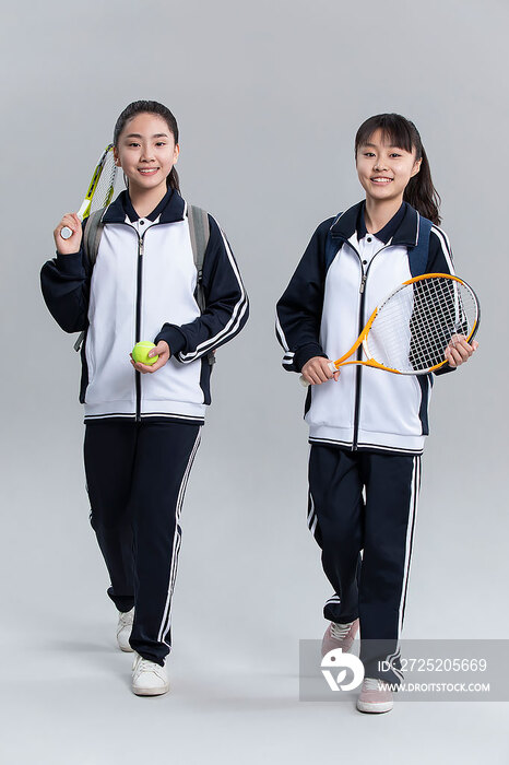 快乐的学生打网球
