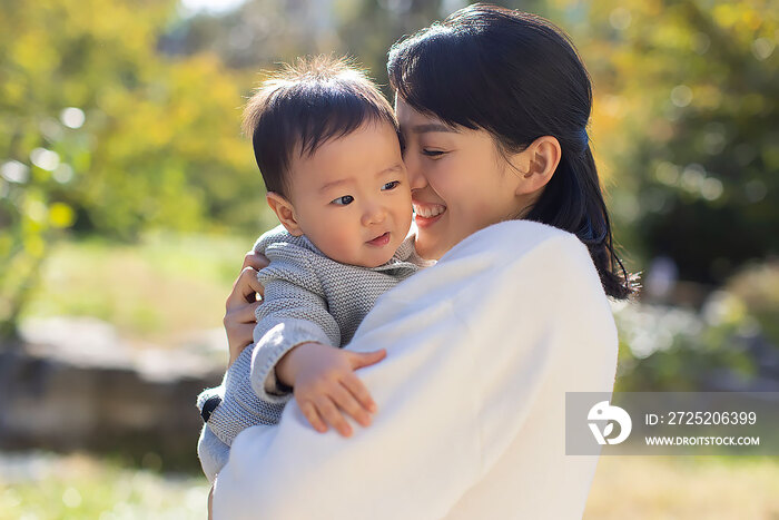 年轻妈妈在公园陪宝宝玩耍