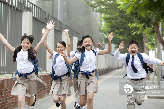 活泼的小学生在路上