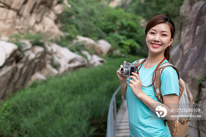 快乐的年轻女子户外拍摄美景