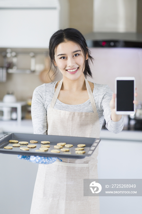 年轻女子在厨房烘焙饼干