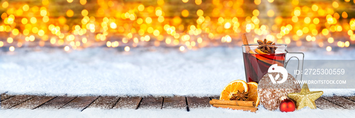 Glühwein lebkuchen und weihnachten dekoration auf schnee vor bokeh lichterhintergrund / hot spiced w