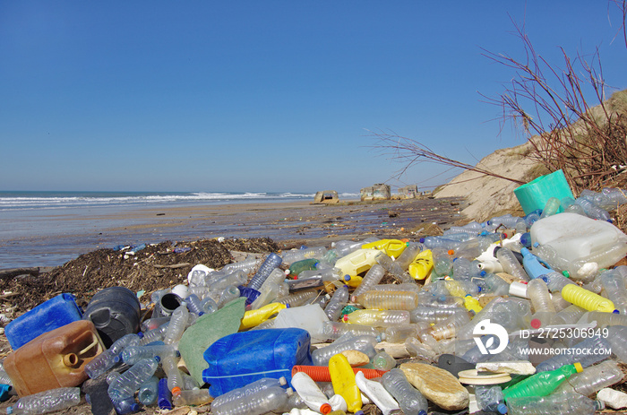 漂浮塑料垃圾污染的海滩