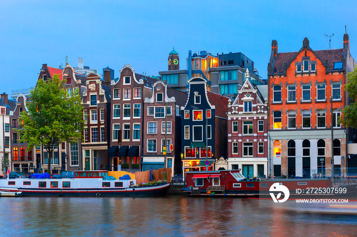 阿姆斯特丹运河的荷兰房屋夜景