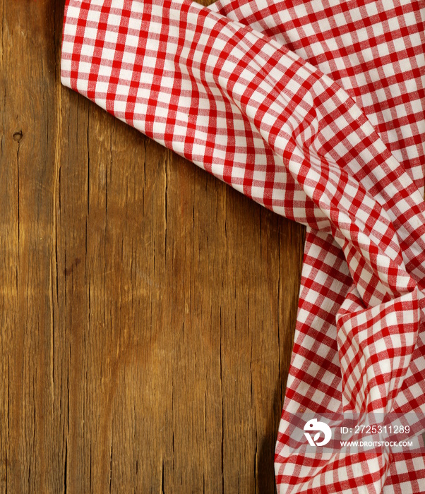 木制背景与红色格子厨房毛巾