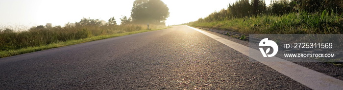 weg zum ziel - landstraße und sonnenaufgang - optimismus