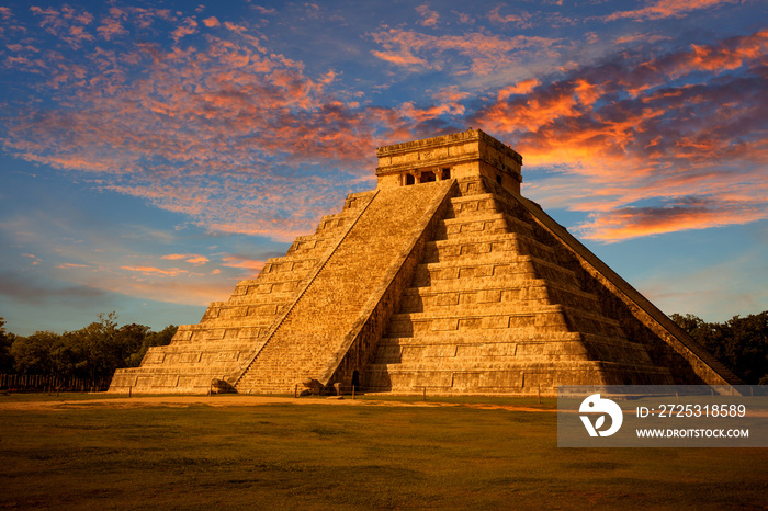 日落时的城堡。Chichen Itza，墨西哥