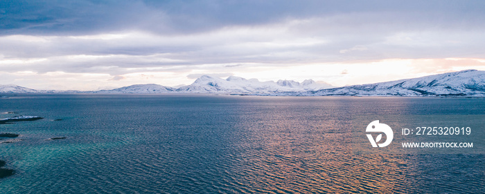 令人惊叹的鸟瞰峡湾山脉覆盖的雪在冬天。鸟瞰图