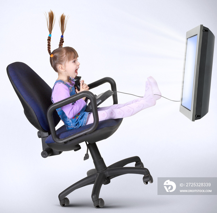小女孩在玩电脑游戏