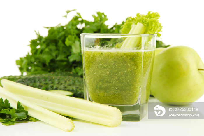 一杯绿色蔬菜汁和蔬菜接近
