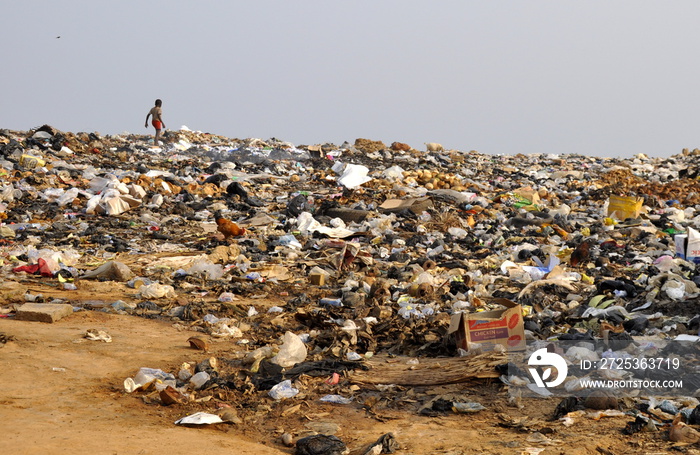 非洲儿童在垃圾场上行走