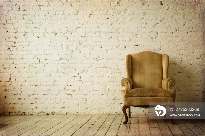 旧复古扶手椅对着白砖墙室内