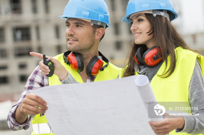 工程师在建筑工地检查图则