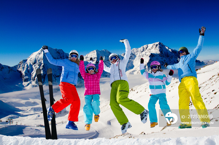滑雪，雪，阳光和冬天的乐趣-快乐的家庭滑雪队
