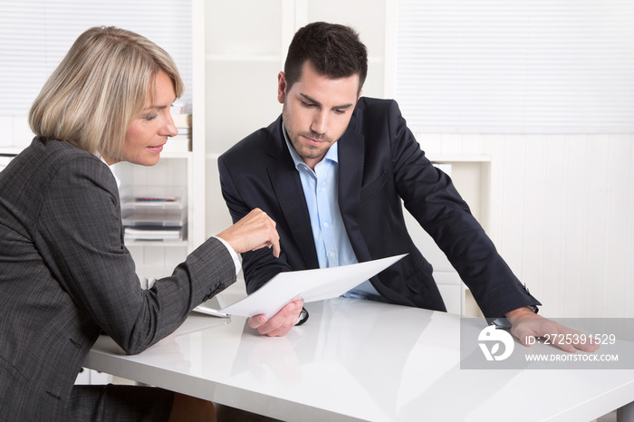 Erfolgreiches Business Team im Büro: Mann und Frau