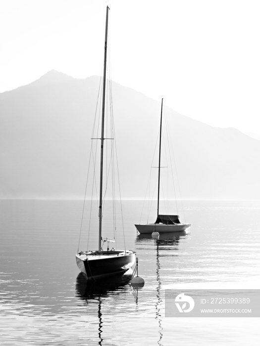 奥地利高山湖上的游艇。