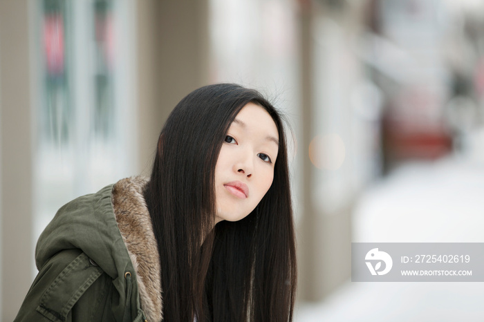 年轻的亚洲女人在城市里散步