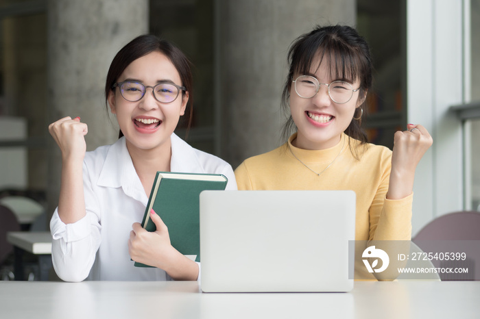 成功的女大学生重返校园；自信的女学生学习的写照