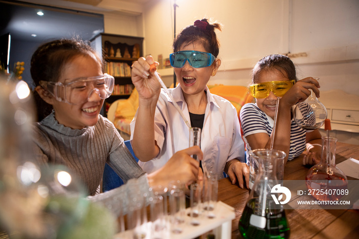 亚洲师生在学校科学实验室