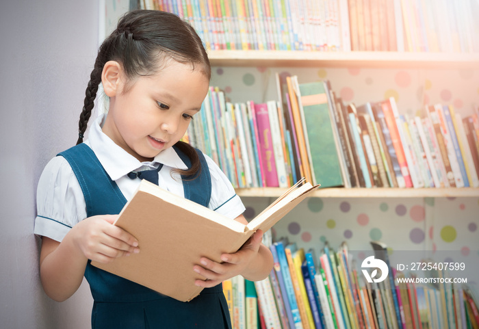 亚洲学生可爱的女孩在图书馆看书