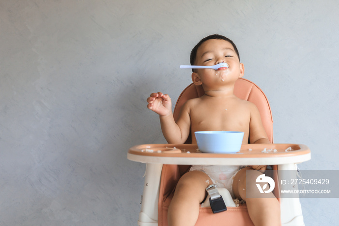 亚洲男婴独自进食