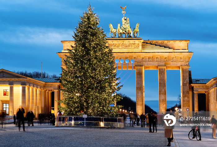 柏林勃兰登堡门建筑，夜晚的德国有圣诞树