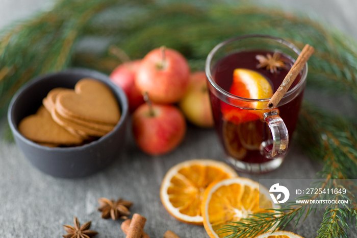 圣诞和时令美食概念-一杯热葡萄酒配橙子片、苹果和冷杉b