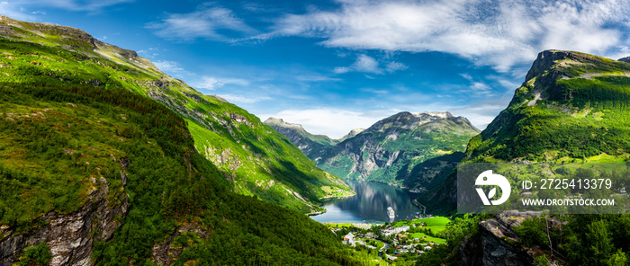 Blick auf den Geirangerfjord in Norwegen