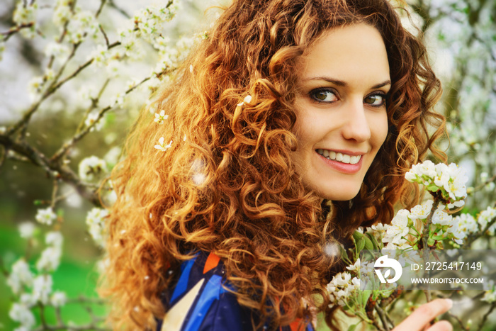 frau im Frühling in der Natur