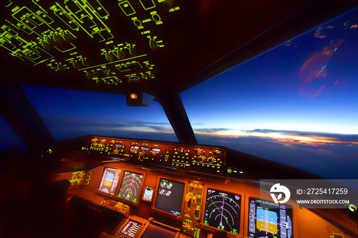 从商用飞机上看到的景象，在黄昏时分从驾驶舱的机长座位上看到