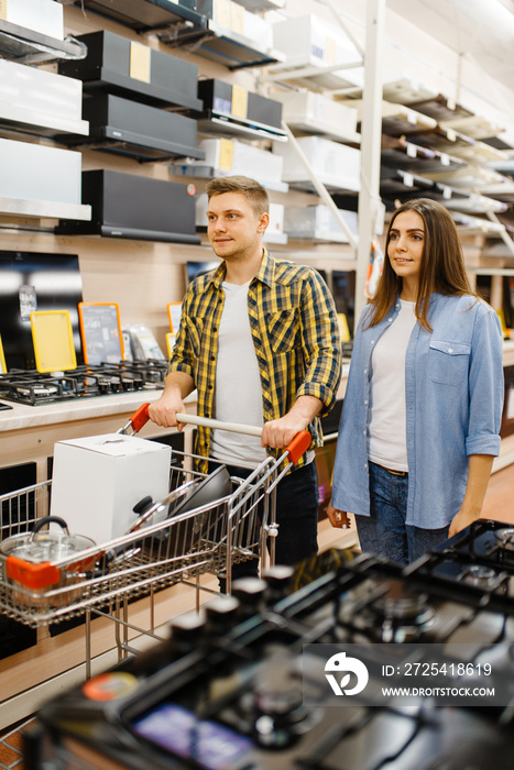 Couple holds electric blender in electronics store