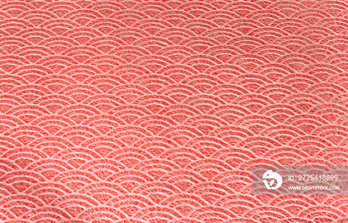 一张日本贺卡，红布背景上有传统的蕾丝圆圈图案。
