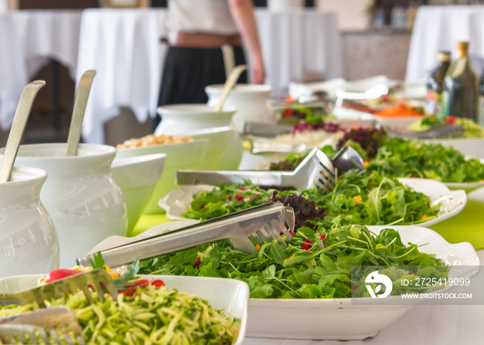 Großes Catering Buffet mit frischen vegetarischen Salaten und Gerichten für eine Party aufgestellt